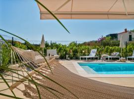 Marula holiday home - with heated pool, готель у Маріні