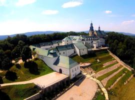 Karczówka Klasztor – hotel w pobliżu miejsca Klasztor na Karczówce w Kielcach