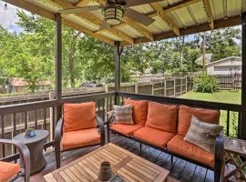 Country-Chic Cotter Home with Outdoor Living Space!, casa de temporada em Cotter