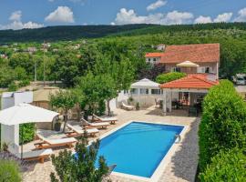 Nice Home In Prolozac Donji With Outdoor Swimming Pool, hytte i Donji Proložac