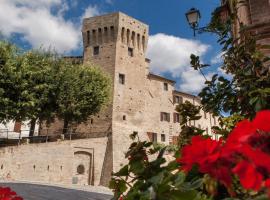 MarcheAmore - Torre da Bora, Luxury Medieval Tower، فندق مع موقف سيارات في Magliano di Tenna