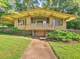 Tranquil Mid-Century Modern Cottage with Forest View, villa in Hardy