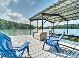 Spacious Lake Hartwell Home with Private Boat Dock!, aluguel de temporada em Anderson