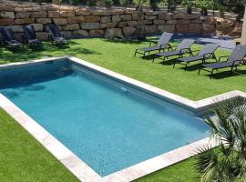Villa Saona, готель з басейнами у місті План-де-ла-Тур