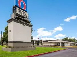 Motel 6 Groves, Tx