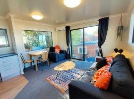 A Stone's Throw From Town (Cosy Home), hotel in Dunedin