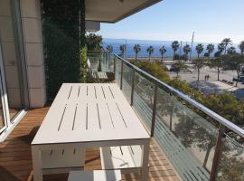 Apartamento completo con piscina terraza vistas del mar, hôtel à Badalona