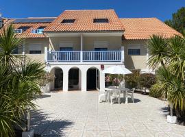 Les Vagues Hôtel Restaurant – hotel w mieście Biscarrosse-Plage