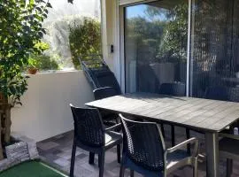 Particulier loue T3 en rez de jardin à 30 mètres de la plage avec un double box