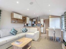 Premium Chalet at Newquay Away Resorts MV7, cabin in Newquay