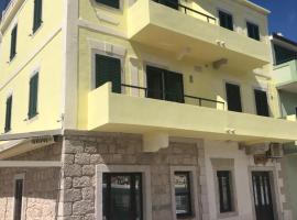 Dado A4 Studio Apartments, family hotel in Igrane