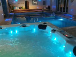 Couples Country Escape includes Private Indoor Pool and Hot tub in North Wales โรงแรมในBagillt