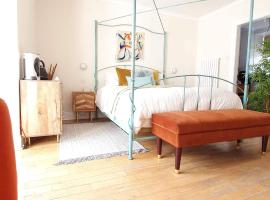 The Orange Fox Lux Room and Hot Tub at The Grumpy Schnauzer Guest House、エイドリーのホテル