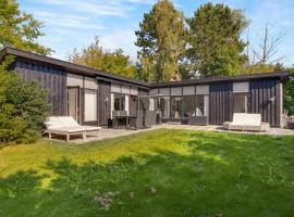 Cozy summer house 50 meter from the beach, 89 m², hotell i Dronningmølle