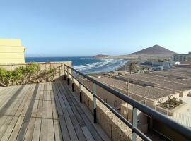 alquilaencanarias El Medano Spectacular terrace and sea views A, hotel v destinácii El Médano