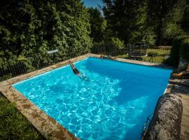 Logis des Magnans - le Murier -, hotel com piscinas em Sauve