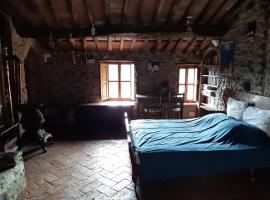 Attic with balcony at Locanda del Capo, hotel v destinaci Capannori