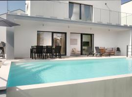 Infinity pool Villa San Amore, hotel en Divšići