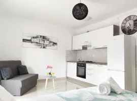 White Studio Apartman