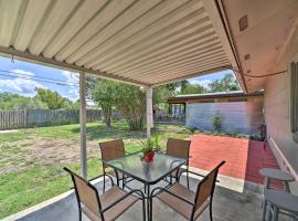 Cozy San Antonio Family Home 3 Mi to Lackland AFB, hotel v destinaci San Antonio