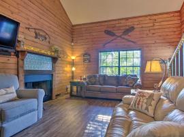 Charming Branson Getaway with Fireplace and Porch、ブランソンのホテル