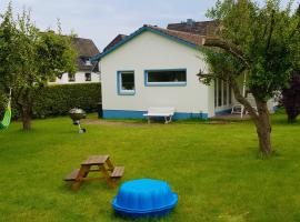 Ferienhaus mit großem Garten in Strandnähe, hotel v destinácii Scharbeutz