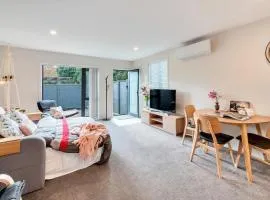 Greenwich Townhouse with Parking and Air-Con