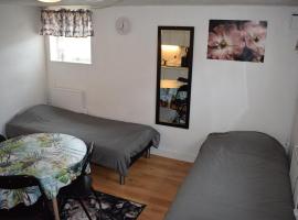 Apartment with shared bathroom in central Kiruna 2, hotel in Kiruna