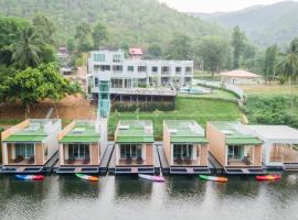 Erachon Raft Resort, hotell i nærheten av Erawanfossen i Kanchanaburi by