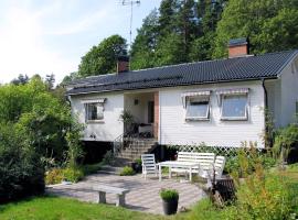 Holiday Home Trollsjö Stegeborg - OST102 by Interhome, hotel with parking in Norrkrog