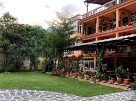 Villas JABEL TINAMIT, hotel u gradu Panahačel