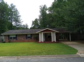 Modern Suburban Ranch, hotel em Powder Springs