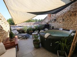 Maison atypique dans cité médiévale, hotell med jacuzzi i Saint-Macaire