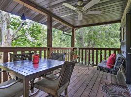 Cozy Smoky Mtn Retreat on River with Fire Pit and Deck, apartamento en Townsend