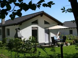 Tidy holiday home with dishwasher, in a green area, casă de vacanță din Kopp