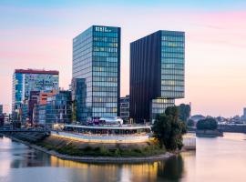 Viesnīca Hyatt Regency Dusseldorf Diseldorfā, netālu no apskates objekta Pilsētas vārti