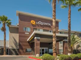 La Quinta Inn & Suites by Wyndham Las Vegas Nellis、ラスベガスにあるネリス空軍基地の周辺ホテル