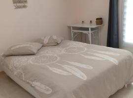 Le Clos Varnay Jardin, hotel di Meusnes