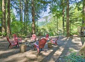 Three Enchanting Riverfront Cabins Hot Tub Access, hotel v destinaci Index