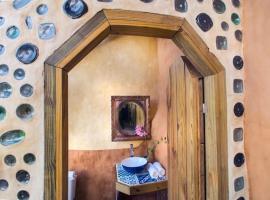 Caliu Earthship Hotel, Hotel in Colonia del Sacramento