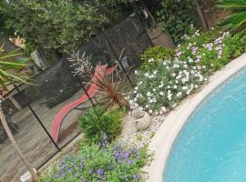 APPARTEMENT EN SOUS SOL DE VILLA avec accès jardin et piscine