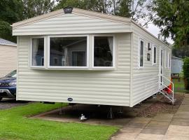 Haggerston Castle 6 Berth Caravan - Riverside 37, hotel a Cheswick