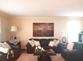 Sarnia Secret - BIG, Private 3 BR/2 BA APT by HWY, hotel en Sarnia