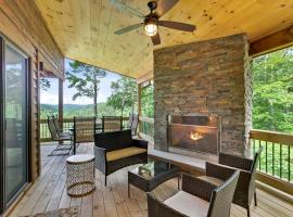 Elegant Forest Escape with Hot Tub, Views and More, majake sihtkohas Mineral Bluff