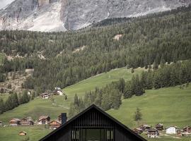 Larix Lodge, hotel cerca de Alta Badia, La Villa