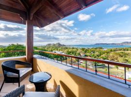 Modern, Immaculate Unit in Flamingo with Spectacular Ocean Views, cabaña o casa de campo en Playa Flamingo