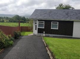 The Bungalow Self-catering Accommodation: Ballybofey, Cloghan Fisheries yakınında bir otel