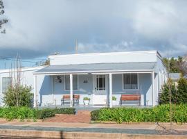 The Rested Guest 3 Bedroom Cottage West Wyalong, hotel with parking in West Wyalong