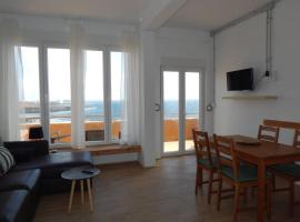 Big, large cozy apartment with sea view ask for additional bedroom as an extra option, rantatalo kohteessa Telde