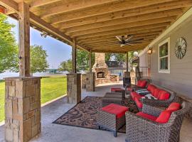 Lakefront Retreat with Pier, Bar Hut and Fireplace!, hotel v destinaci Graford